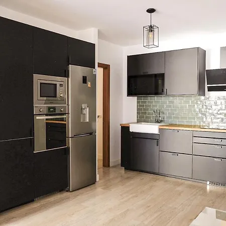 La Petite-home Near Airport-wifi-garage-elevator-homely Apartament